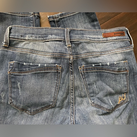 EXPRESS SUPER SKINNY JEANS 2R. Whisking. Little distress. Some stretch - Picture 4 of 11